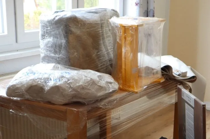 verpackte moebel und hausrat bereit fuer umzug im zimmer
